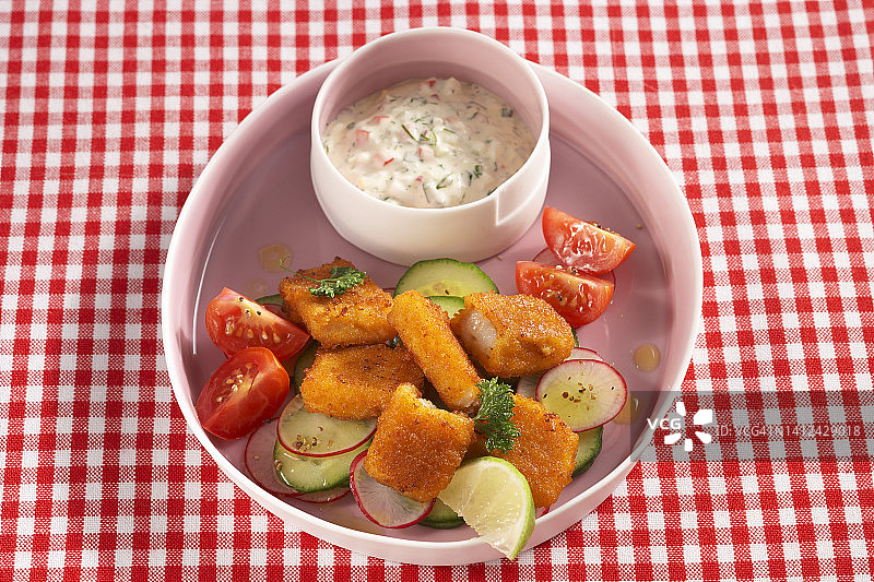黄瓜沙拉酸奶蛋黄酱炸鱼条图片素材