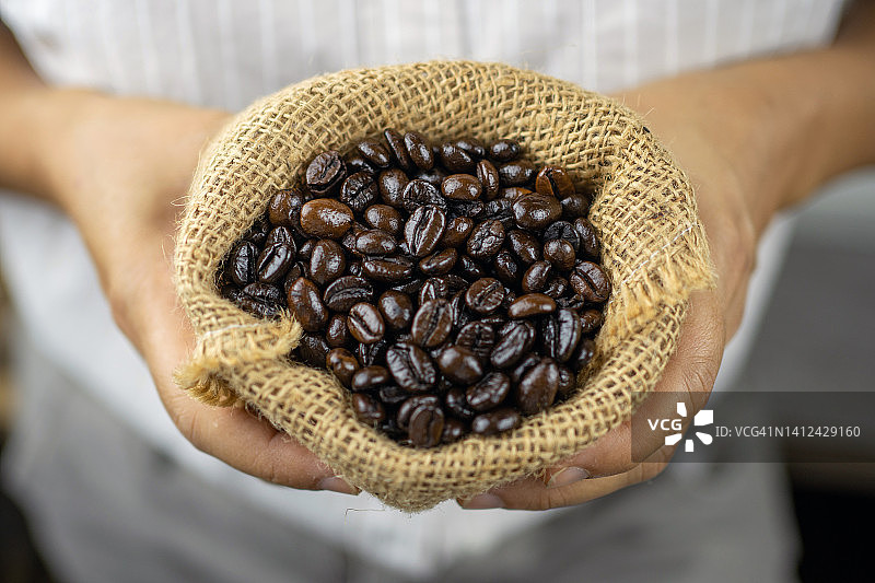 手中的一袋烘焙咖啡豆图片素材