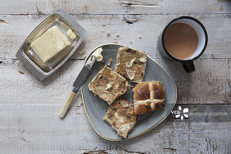 十字面包、黄油和茶图片素材