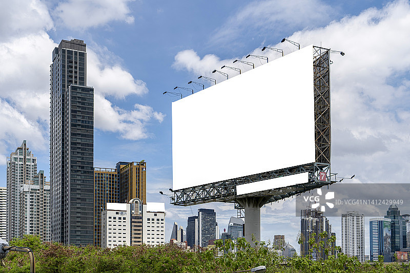 高速公路上的空白广告牌图片素材