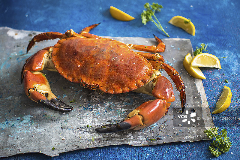 一只螃蟹，柠檬角和欧芹图片素材