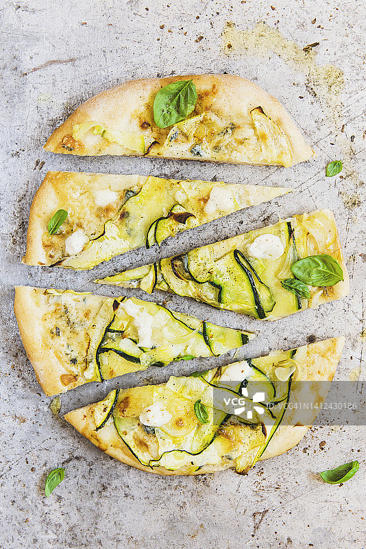 西葫芦、戈贡佐拉和马苏里拉白色披萨图片素材