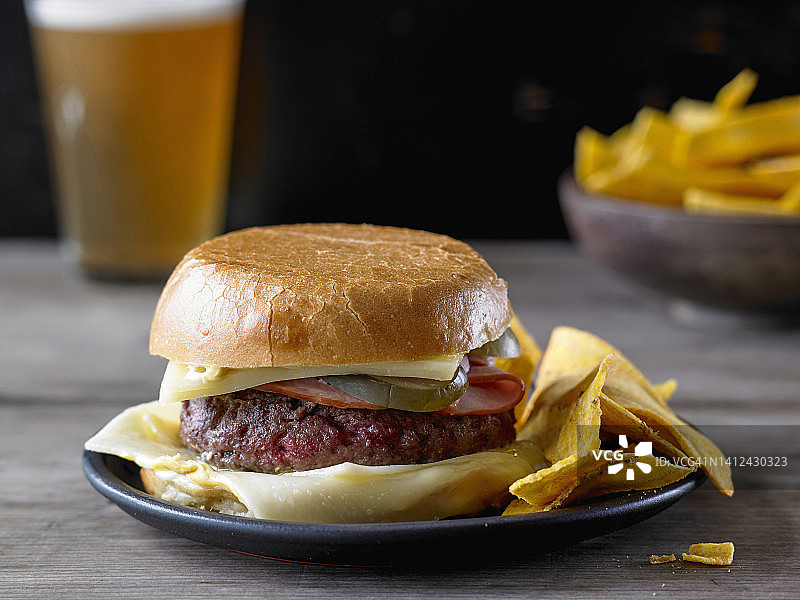 Bobby Flay牛肉汉堡配火腿、奶酪和香蕉片图片素材
