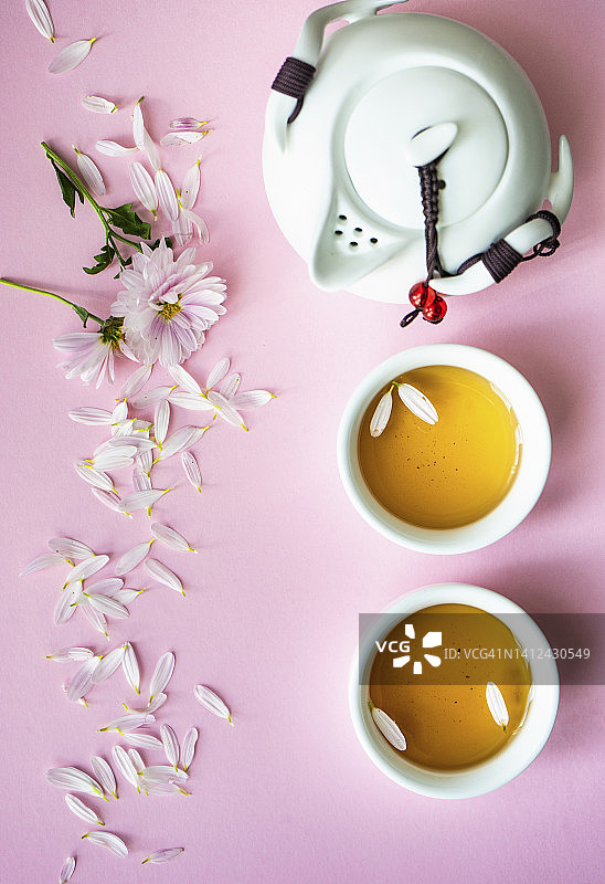 粉色背景上的茶具与茶杯图片素材