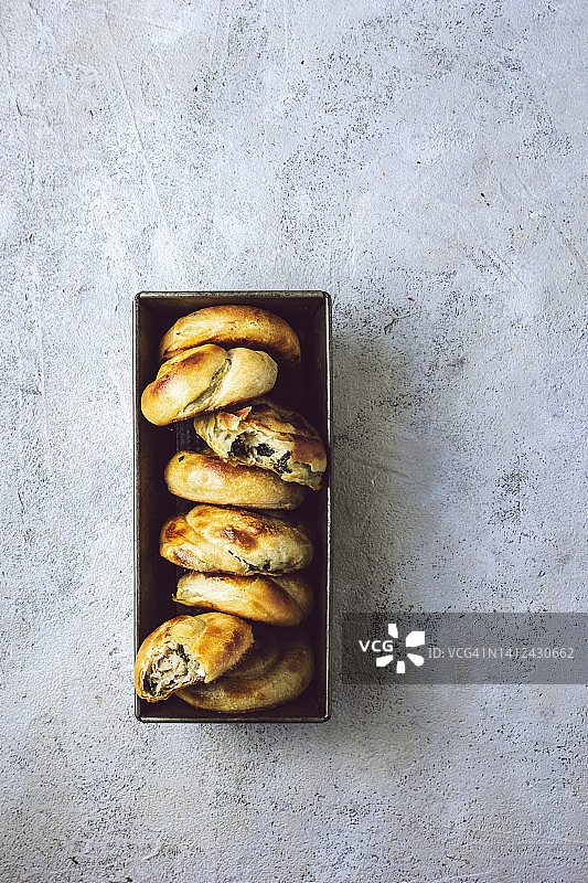 希腊手抓馅饼，由千层酥皮制成，馅料为羊乳酪和菠菜图片素材