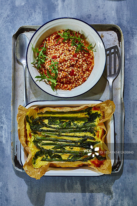 芦笋和巨型古斯米配番茄图片素材