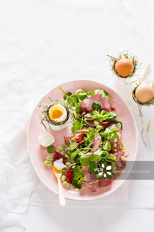蚕豆、番茄干、火腿和半熟鸡蛋沙拉图片素材