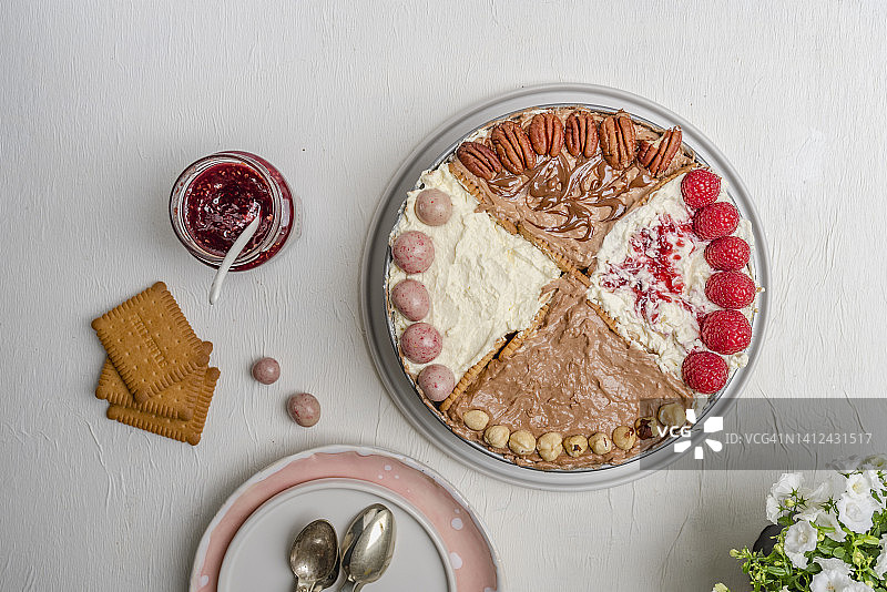 四种不同口味的蛋糕拼在一起图片素材