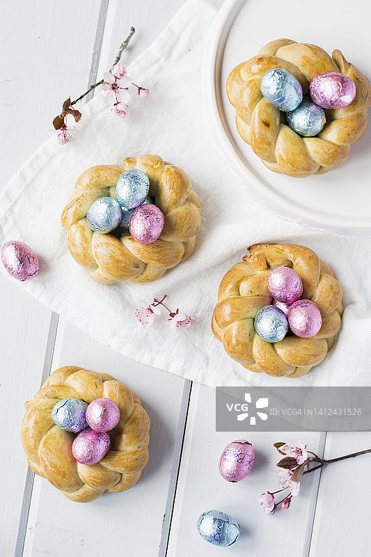 复活节用的辫状酵母篮子图片素材