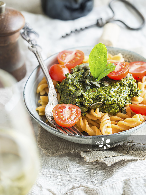 纯素绿色香蒜酱配干番茄，搭配无麸质红扁豆螺旋面图片素材