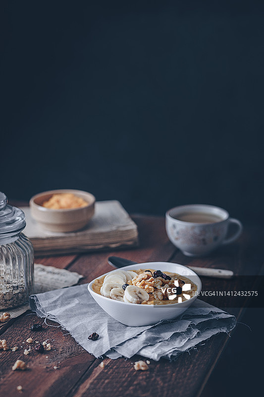 香蕉、蔓越莓干和核桃南瓜粥图片素材
