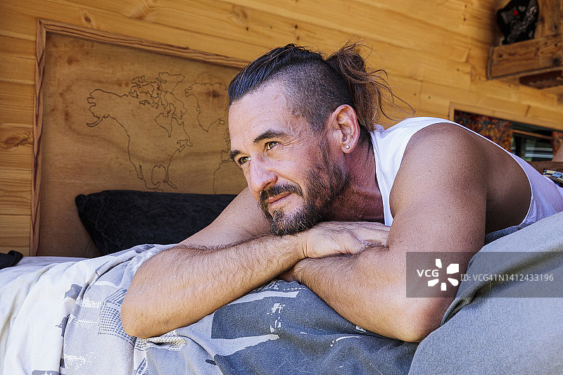 房车里的男人图片素材