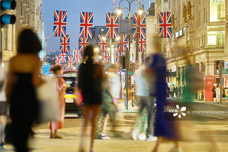 英国伦敦，夜晚的人群图片素材