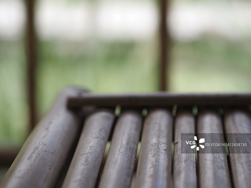 模糊自然背景上的竹桌图片素材