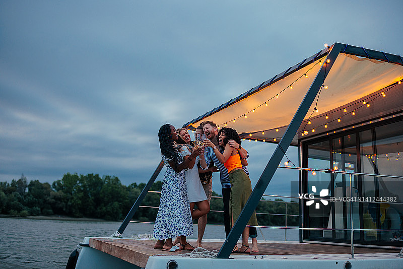 快乐的多民族朋友在河边派对上尽情享受图片素材