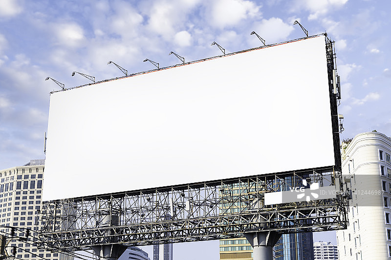 城市中的空白广告牌图片素材