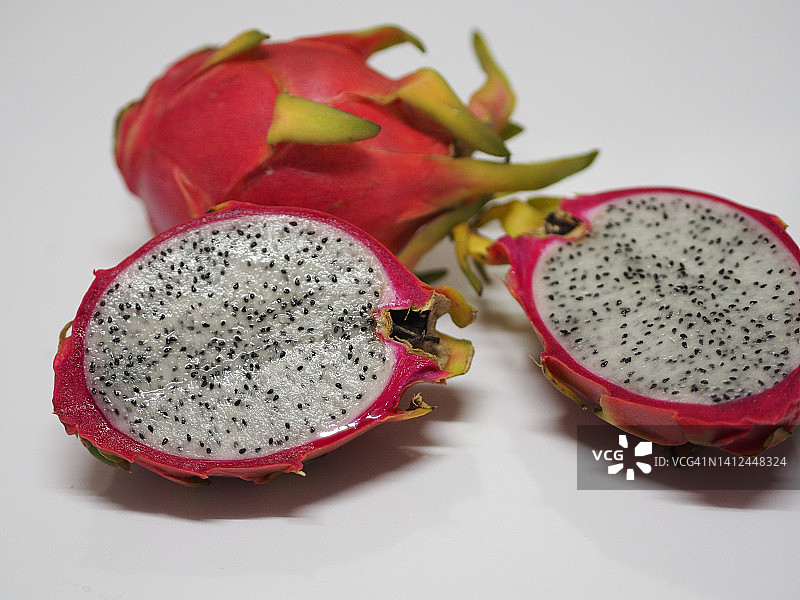 不锈钢碗里的白肉火龙果图片素材