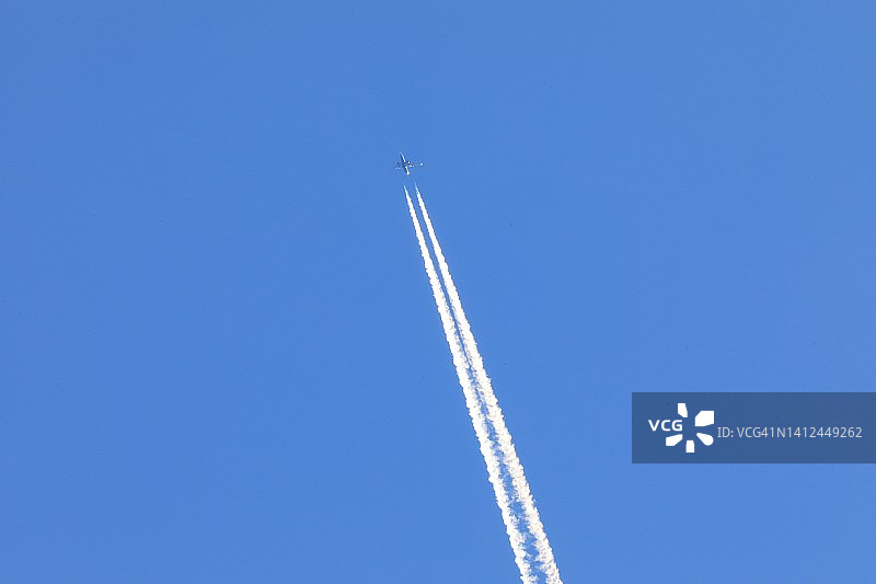高空喷气式飞机凝结尾迹图片素材