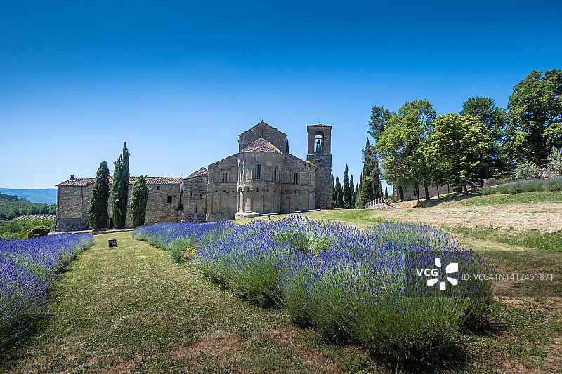 罗马式Romena教区教堂，意大利阿雷佐图片素材