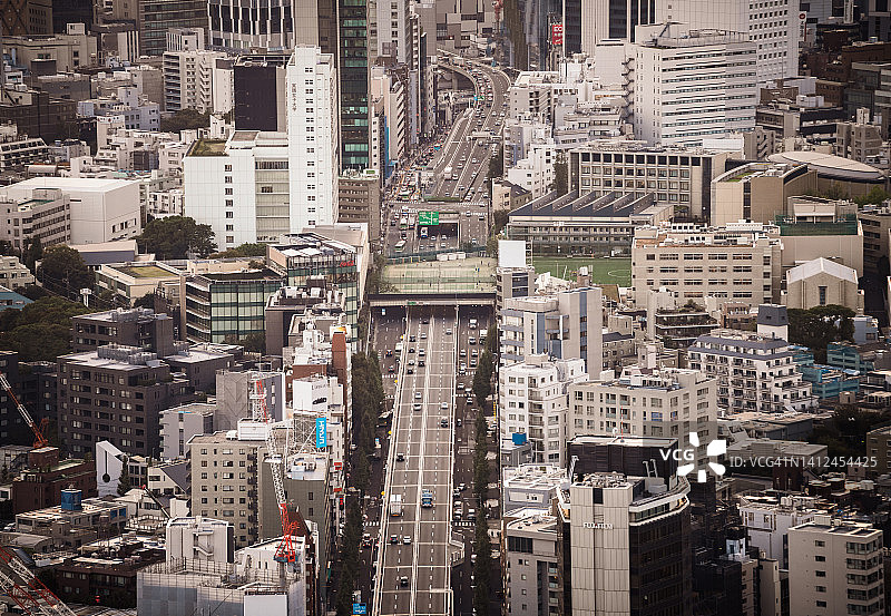 日本东京市中心繁忙的高速公路鸟瞰图片素材