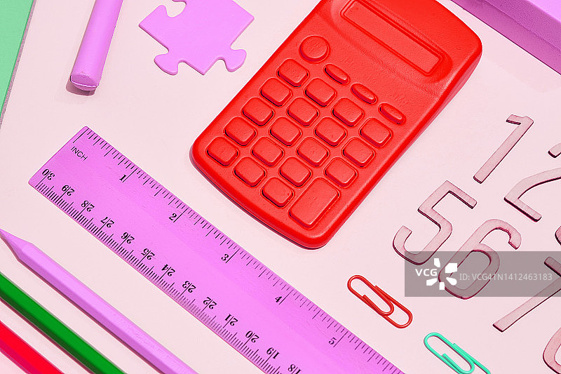 粉彩背景上的文具摆放图片素材