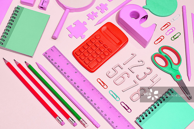 粉彩背景上的文具摆放图片素材