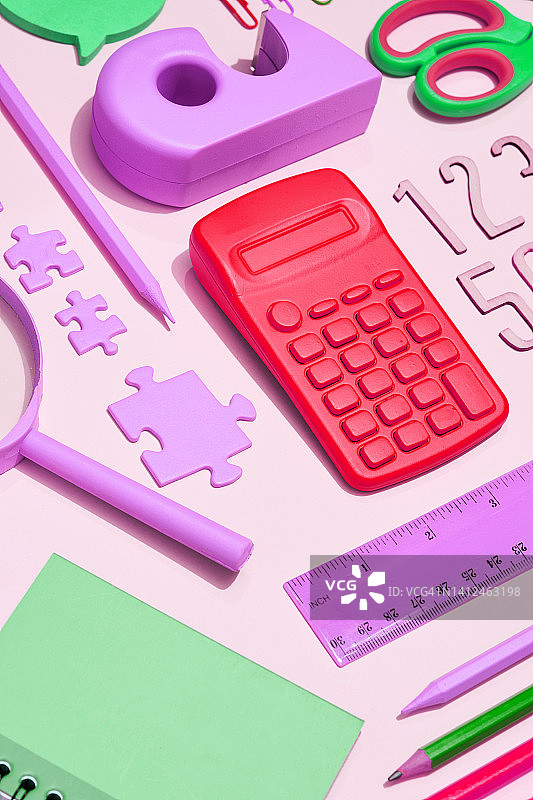 粉彩背景上的文具摆放图片素材