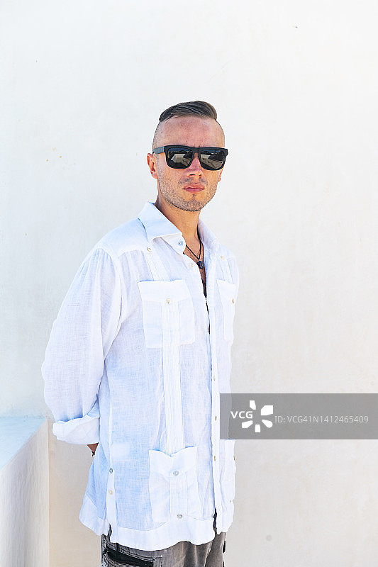 40多岁欧洲男人肖像，穿长袖白衬衫戴墨镜图片素材