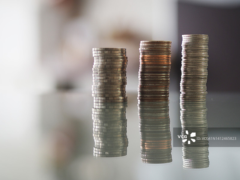 模糊背景上整齐排列的硬币图片素材