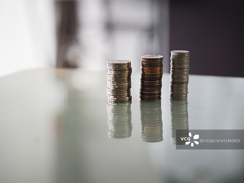 模糊背景上整齐排列的硬币图片素材