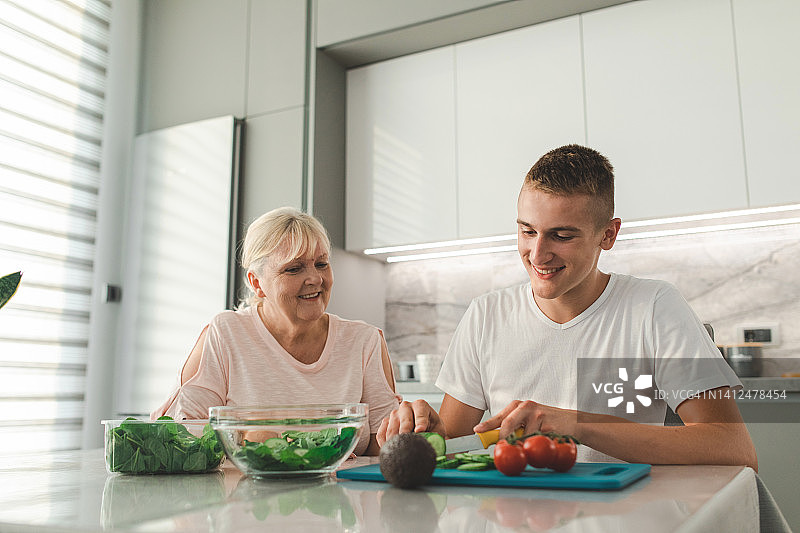和奶奶一起准备沙拉图片素材