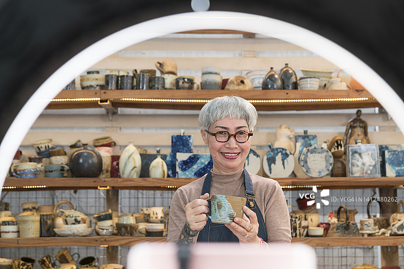 女性陶艺家制作视频博客图片素材