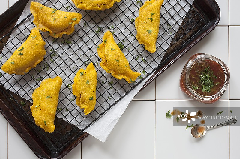 哥伦比亚恩潘纳达配莎莎酱（俯视）图片素材