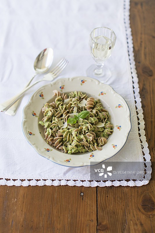 西兰花青酱罗勒意式螺旋面图片素材