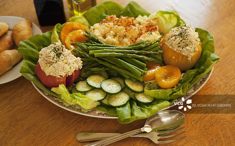 酿金枪鱼番茄和什锦蔬菜拼盘图片素材