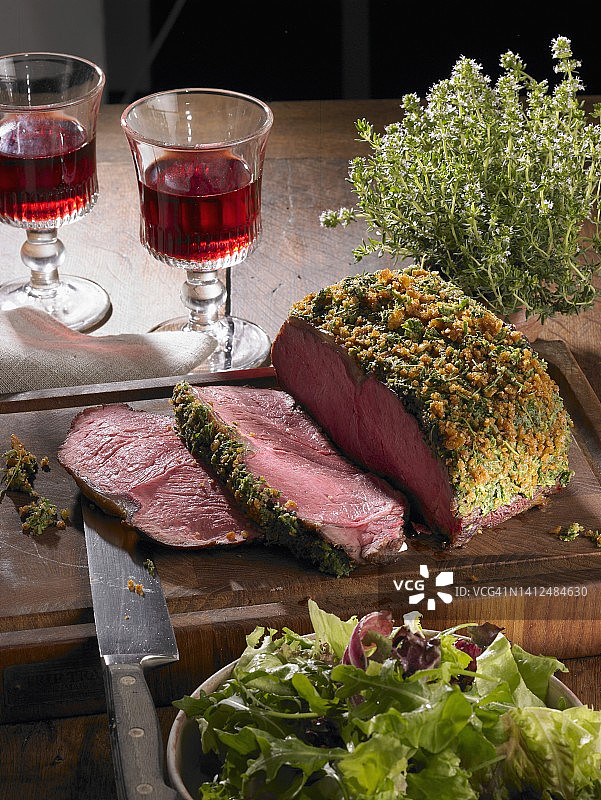 木板上带有香草外壳的烤牛肉片图片素材