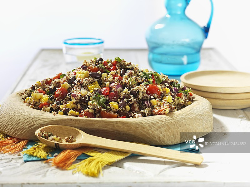 藜麦沙拉配甜椒、甜玉米和豆类（玻利维亚）图片素材