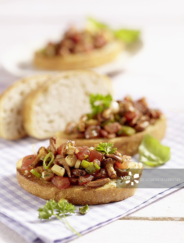 鸡油菌烤面包片图片素材