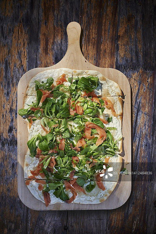 烟熏三文鱼羊羔生菜火焰挞图片素材