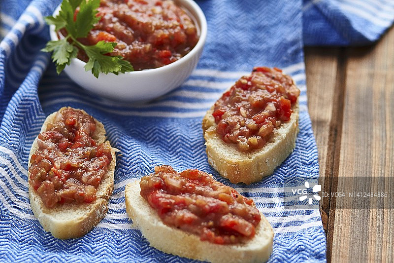 茄子鱼子酱放在法棍面包片上图片素材