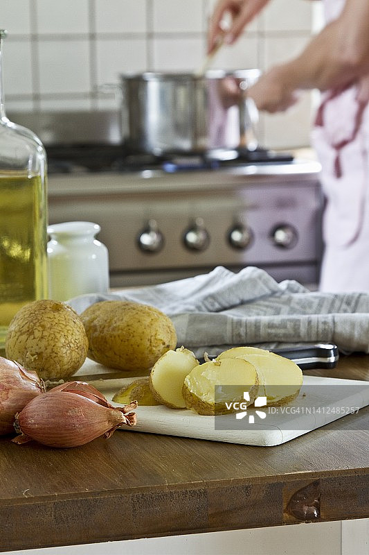 厨房里的新土豆和青葱图片素材