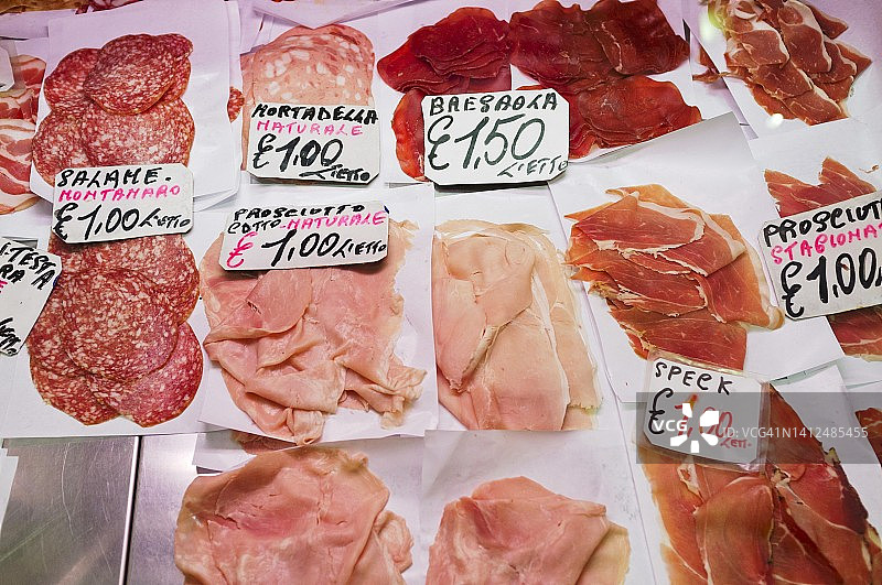 火腿、香肠和萨拉米香肠切片图片素材