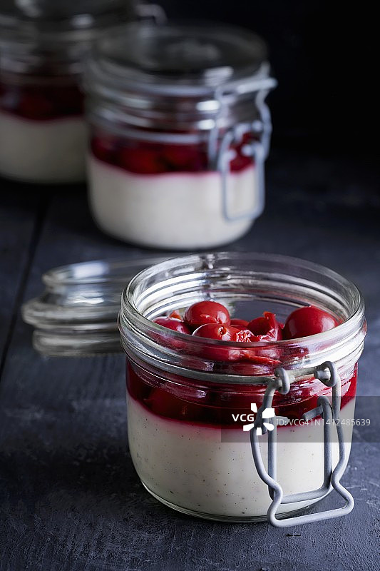 香草布丁与蜜饯酸樱桃图片素材