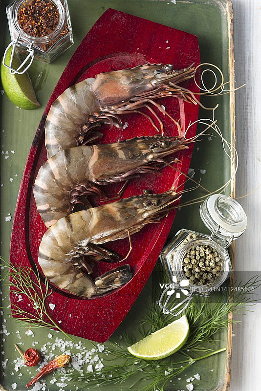 配香料和草药的生虾图片素材