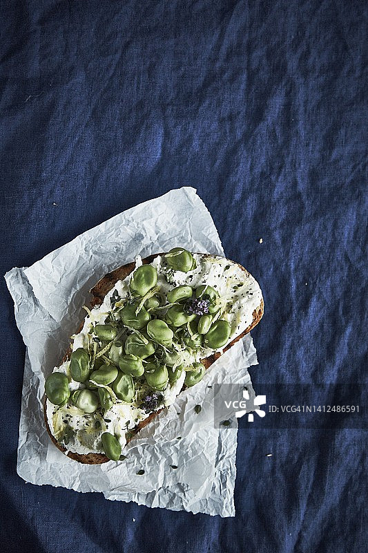 配蚕豆的烤面包片图片素材