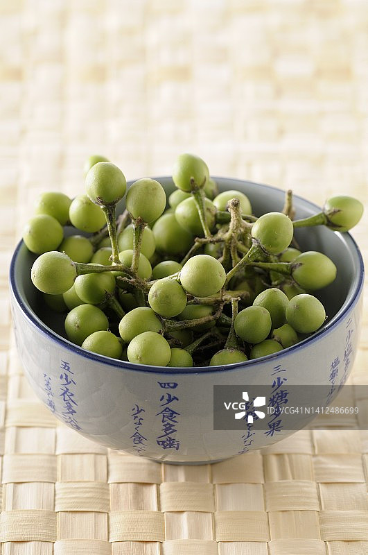 陶瓷碗里的绿色泰国茄子图片素材