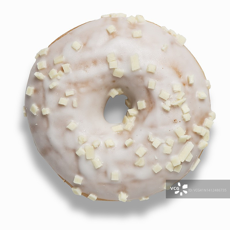 带有白色巧克力和白色巧克力碎片的甜甜圈图片素材