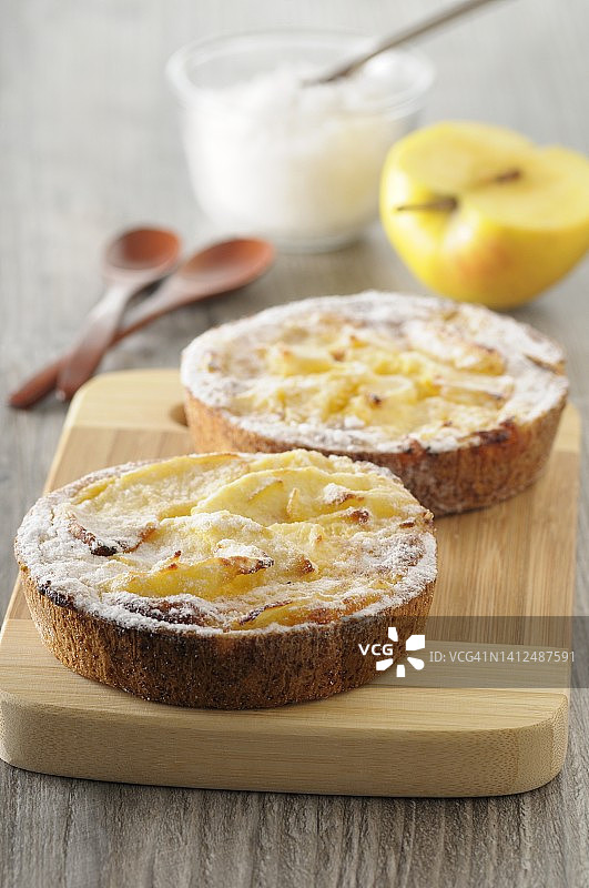 木板上的苹果馅塔图片素材