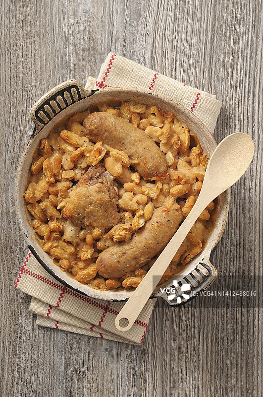 卡酥来砂锅（法国肉类香肠炖豆）图片素材