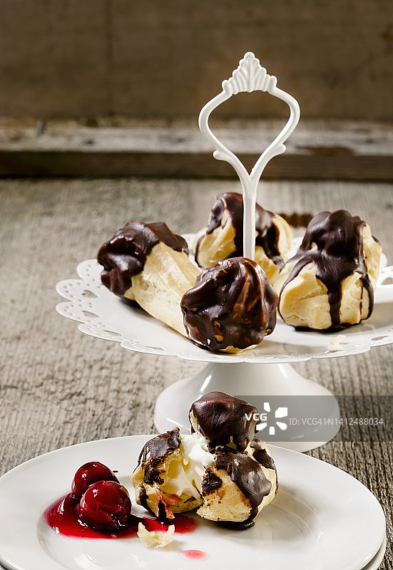 巧克力泡芙和法式奶油泡芙图片素材